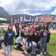 Grupo estudiantes hogar escuela